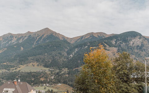 Unser Glück in Den Bergen: Wolk, Lucht, Berg, Fabriek, Hoogland, Boom, Landschap, Bergachtig Landvormen, Landelijk Gebied, Dak