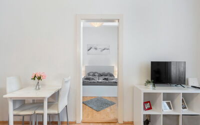 Old Town Home 24.4: Meubilair, Flooring, Interieur Ontwerp, Verdieping, Hout, Kamer, Bankstel, Verlichting, Woonkamer, Appartement