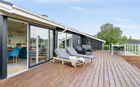 Nora - 100M from the Sea: Meubilair, Interieur Ontwerp, Flooring, Hout, Verdieping, Plafond, Houten Vloer, Stoel, Tafel, Verlichting