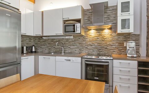 Nilikuru C 6: Keuken, Countertop, Toestel Van De Keuken, Cabinetry, Major Appliance, Huishoudapparatuur, Meubilair, Hout, Flooring, Interieur Ontwerp