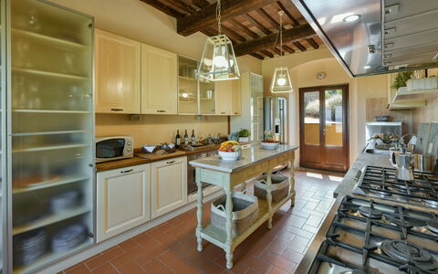 Villa Bagnoli: Cabinetry, Eigendom, Toestel Van De Keuken, Keuken, Tafel, Countertop, Fornuis, Gebouw, Hout, Architectuur