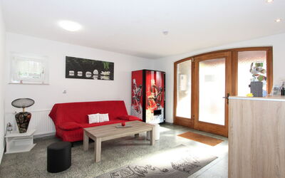 Seefeld in Tirol 101: Meubilair, Fotolijst, Tafel, Comfort, Gebouw, Fabriek, Interieur Ontwerp, Hout, Kamerplant, Verdieping