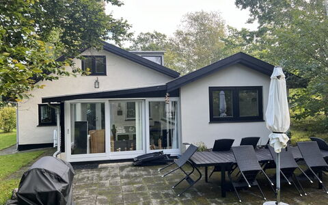 Kirsi - 200M from the Sea: Dak, Huis, Deur, Verblijf, Schaduw, Siding, Werf, Landgoed, Backyard