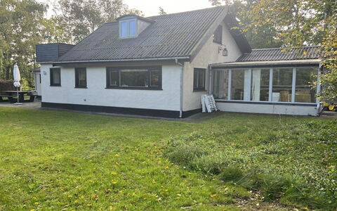 Kirsi - 200M from the Sea: Dak, Huis, Deur, Verblijf, Schaduw, Siding, Werf, Landgoed, Backyard