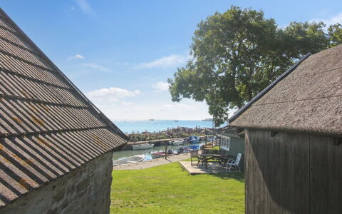 Kirsi - 200M from the Sea: Dak, Huis, Deur, Verblijf, Schaduw, Siding, Werf, Landgoed, Backyard