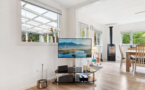 Kirsi - 200M from the Sea: Dak, Huis, Deur, Verblijf, Schaduw, Siding, Werf, Landgoed, Backyard