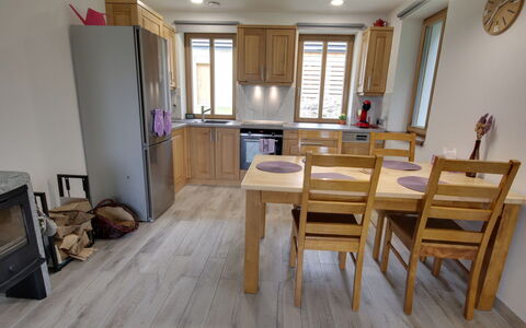 Kořenov 652: Meubilair, Tafel, Hout, Interieur Ontwerp, Venster, Verdieping, Keuken, Flooring, Cabinetry, Woonkamer
