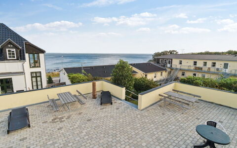 Caisa - 75M from the Sea: Meubilair, Interieur Ontwerp, Stoel, Flooring, Tafel, Toevlucht, Verdieping, Plafond, Kamer, Eco Hotel
