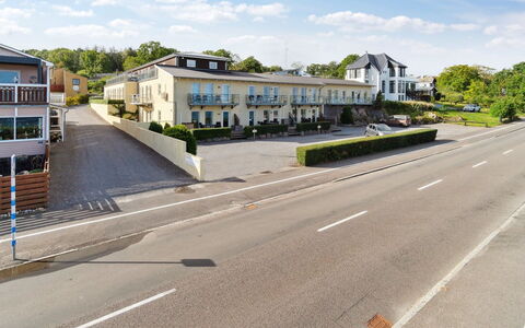 Caisa - 75M from the Sea: Meubilair, Interieur Ontwerp, Stoel, Flooring, Tafel, Toevlucht, Verdieping, Plafond, Kamer, Eco Hotel