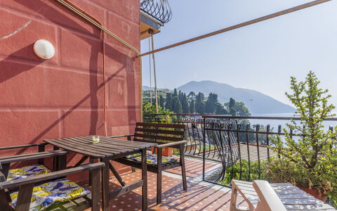 A Due Passi da Camogli, Seaview with Terrace, Wifi: Lucht, Tafel, Eigendom, Gebouw, Fabriek, Hout, Water, Boom, Schaduw, Buitenmeubels