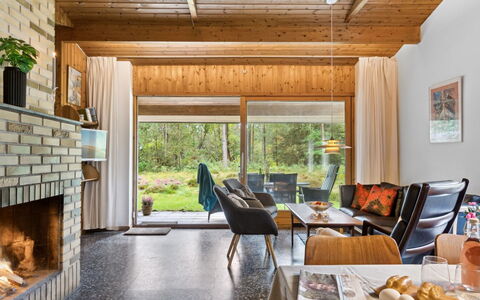 Fulla - 650M from the Sea: Hout, Interieur Ontwerp, Flooring, Plafond, Meubilair, Huis, Verdieping, Woonkamer, Kamer, Bankstel