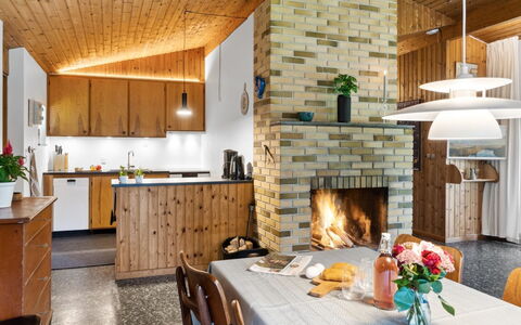 Fulla - 650M from the Sea: Hout, Meubilair, Plafond, Interieur Ontwerp, Keuken, Lichte Inrichting, Huis, Stoel, Steen, Countertop