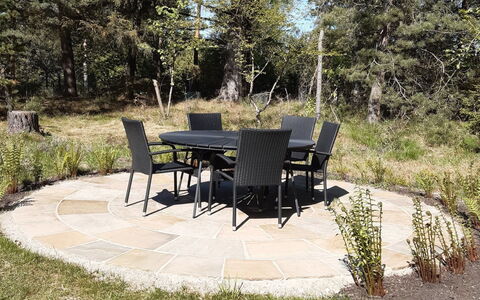 Fulla - 650M from the Sea: Meubilair, Buitenmeubels, Buitentafel, Tafel, Stoel, Flagstone, Groundcover, Tuin, Schaduw, Backyard