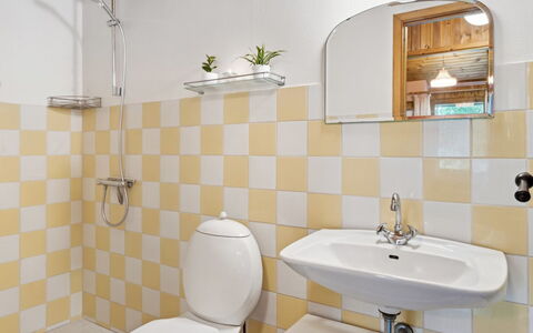 Fulla - 650M from the Sea: Badkamer, Wc Bril, Loodgieterswerkinrichting, Toilet, Flooring, Interieur Ontwerp, Verdieping, Wastafel In De Badkamer, Wastafel, Loodgieter
