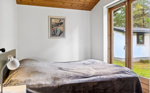 Fulla - 650M from the Sea: Bed, Slaapkamer, Interieur Ontwerp, Muur, Hout, Laken, Plafond, Meubilair, Flooring, Bedding
