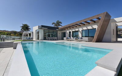 San Bartolomé de Tirajana 1001: Water, Lucht, Zwembad, Boom, Azure, Buitenmeubels, Ligstoel, Vrije Tijd, Schaduw, Arecales