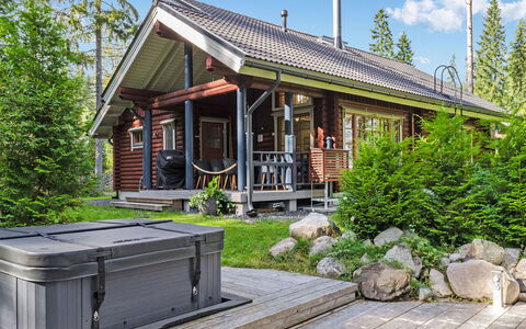 Villa Usva: Bed, Meubilair, Slaapkamer, Interieur Ontwerp, Bedding, Laken, Flooring, Hout, Verdieping, Kamer