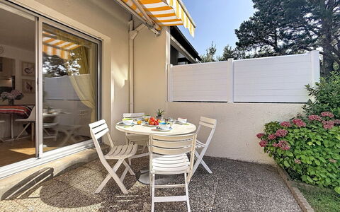 Carnac 186: Meubilair, Buitenmeubels, Stoel, Schaduw, Buitentafel, Kamerplant, Patio, Werf, Ontwerp, Balkon