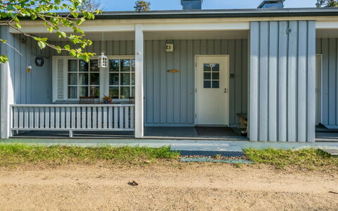 Saariseläntie 8 e 3: Hout, Verblijf, Blokhut, Woud, Schuur, Garden Gebouwen, Lariks, Bos, Beits