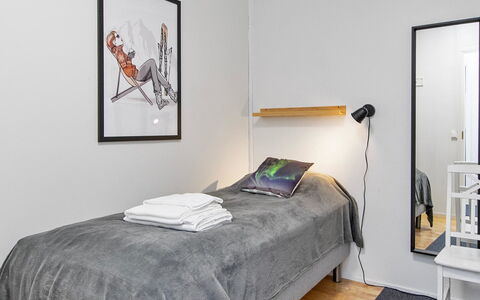 Saariseläntie 8 e 2 Äijälä: Waterweg, Bank, Waterloop, Meer, Verblijf, Woud, Kanaal, Reservoir, Blokhut