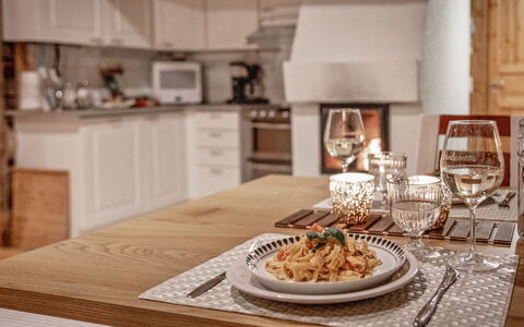 Rukanlumous 3: Meubilair, Tableware, Hout, Tafel, Interieur Ontwerp, Flooring, Voedsel, Keuken En Eettafel, Eetkamer, Stoel