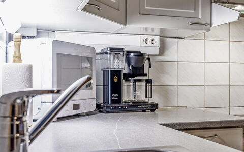 Rukanlumous 3: Toestel Van De Keuken, Huishoudapparatuur, Keuken, Small Appliance, Countertop, Major Appliance, Cabinetry, Gootsteen, Koffiezetapparaat
