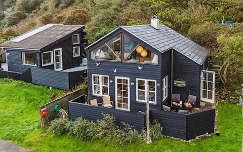 Benni - 75M to the Fjord: Blauw, Struik, Verblijf, Groundcover, Tuin, Landgoed, Schaduw, Landscaping, Boerderij, Eco Hotel