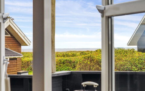 Benni - 75M to the Fjord: Blauw, Struik, Verblijf, Groundcover, Tuin, Landgoed, Schaduw, Landscaping, Boerderij, Eco Hotel