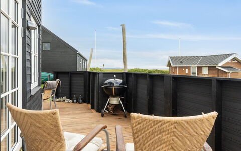 Benni - 75M to the Fjord: Blauw, Struik, Verblijf, Groundcover, Tuin, Landgoed, Schaduw, Landscaping, Boerderij, Eco Hotel