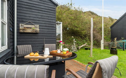 Benni - 75M to the Fjord: Blauw, Struik, Verblijf, Groundcover, Tuin, Landgoed, Schaduw, Landscaping, Boerderij, Eco Hotel