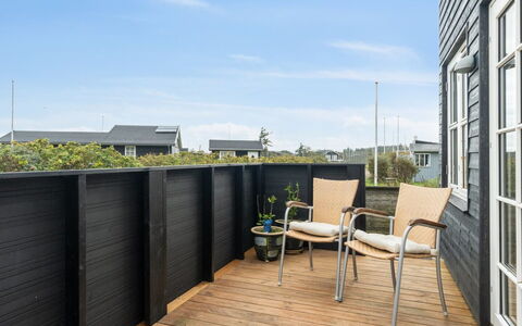 Benni - 75M to the Fjord: Blauw, Struik, Verblijf, Groundcover, Tuin, Landgoed, Schaduw, Landscaping, Boerderij, Eco Hotel