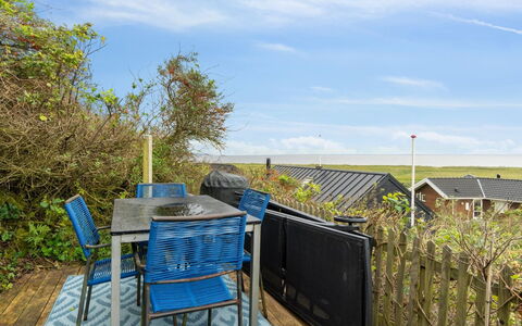Benni - 75M to the Fjord: Blauw, Struik, Verblijf, Groundcover, Tuin, Landgoed, Schaduw, Landscaping, Boerderij, Eco Hotel