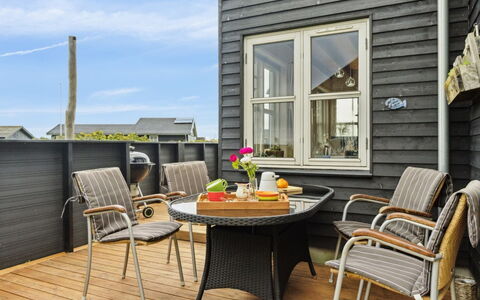 Benni - 75M to the Fjord: Blauw, Struik, Verblijf, Groundcover, Tuin, Landgoed, Schaduw, Landscaping, Boerderij, Eco Hotel