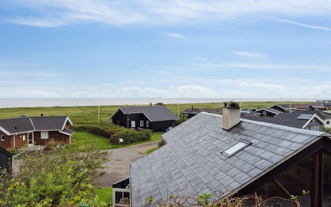 Benni - 75M to the Fjord: Blauw, Struik, Verblijf, Groundcover, Tuin, Landgoed, Schaduw, Landscaping, Boerderij, Eco Hotel