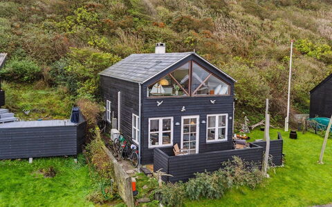 Benni - 75M to the Fjord: Blauw, Struik, Verblijf, Groundcover, Tuin, Landgoed, Schaduw, Landscaping, Boerderij, Eco Hotel