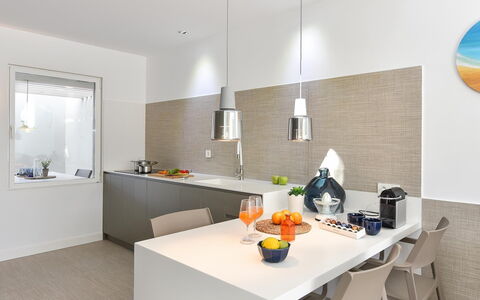 Velsuites 4: Tafel, Meubilair, Cabinetry, Tableware, Oranje, Verlichting, Interieur Ontwerp, Keuken, Gebouw, Hout