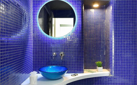 Velsuites 4: Spiegel, Eigendom, Kraan, Loodgieterswerkinrichting, Blauw, Purper, Wastafel, Licht, Azure, Badkamer