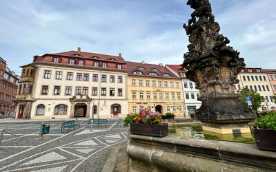 Zittau 100: Water, Lucht, Wolk, Eigendom, Zwembad, Badplaats, Azure, Blauw, Gebouw, Buitenmeubels