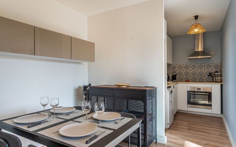 Hyères 250: Interieur Ontwerp, Keuken, Meubilair, Flooring, Countertop, Hout, Verdieping, Major Appliance, Kamer, Toestel Van De Keuken