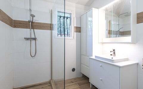 Villa Romana: Flooring, Interieur Ontwerp, Verdieping, Loodgieterswerkinrichting, Badkamer, Badkamerkast, Plafond, Loodgieter, Cabinetry, Tegel