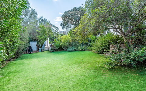 Villa Romana: Struik, Tuin, Gazon, Land Lot, Groundcover, Schaduw, De Lente, Backyard, Zonlicht