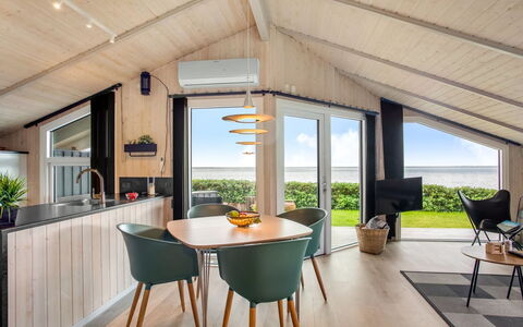 Holmwith - 50M from the Sea: Plafond, Flooring, Interieur Ontwerp, Verdieping, Samengesteld Materiaal, Meubilair, Toevlucht, Hotel, Ontwerp, Daylighting