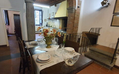 La Colonna: Tafel, Fotolijst, Meubilair, Tableware, Stoel, Gebouw, Hout, Verlichting, Dishware, Interieur Ontwerp