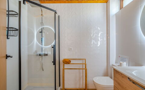 La Perle D'Albufeira: Muur, Loodgieterswerkinrichting, Interieur Ontwerp, Flooring, Badkamer, Verlichting, Loodgieter, Plafond, Verdieping, Kraan