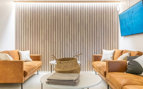 Villa Hill Magia: Meubilair, Interieur Ontwerp, Flooring, Verdieping, Tafel, Plafond, Keuken En Eettafel, Verlichting, Stoel, Huis