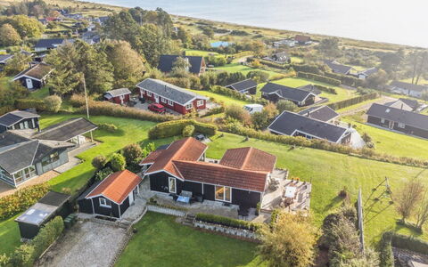 Annesette - 300M from the Sea: Meubilair, Interieur Ontwerp, Flooring, Hout, Verdieping, Plafond, Houten Vloer, Stoel, Tafel, Verlichting