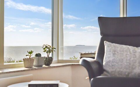 Annesette - 300M from the Sea: Meubilair, Interieur Ontwerp, Flooring, Hout, Verdieping, Plafond, Houten Vloer, Stoel, Tafel, Verlichting
