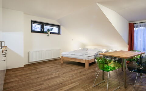 Janské Lázně 200: Meubilair, Comfort, Hout, Tafel, Interieur Ontwerp, Flooring, Gebouw, Verdieping, Muur, Laminaatvloer