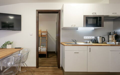 Janské Lázně 200: Cabinetry, Meubilair, Gebouw, Hout, Countertop, Interieur Ontwerp, Flooring, Toestel Van De Keuken, Keuken, Verdieping