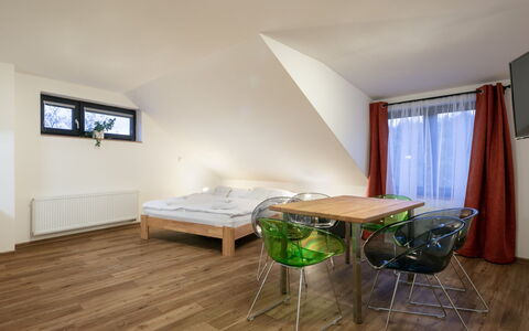 Janské Lázně 200: Tafel, Meubilair, Gebouw, Comfort, Hout, Huis, Bankstel, Flooring, Interieur Ontwerp, Hal